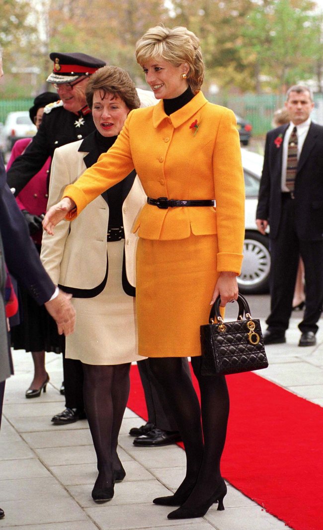 Princesa Diana em Liverpool, no Reino Unido, em 1995 com a sua Lady Dior