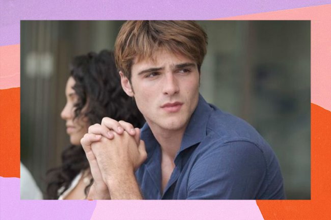 Jacob Elordi usando camisa azul escura em foto de Euphoria olhando para o lado com expressão séria; a margem é uma textura em tons de roxo, rosa e laranja