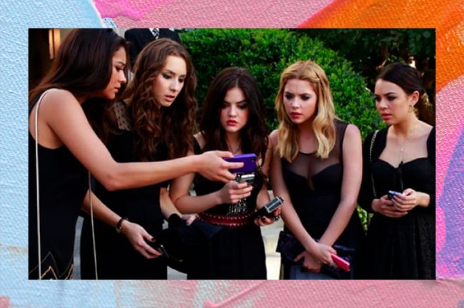 cenadeletadadeprettylittleliars Atrizes de Pretty Little Liars, vestindo roupas pretas, estão em roda olhando assustadas para um celular