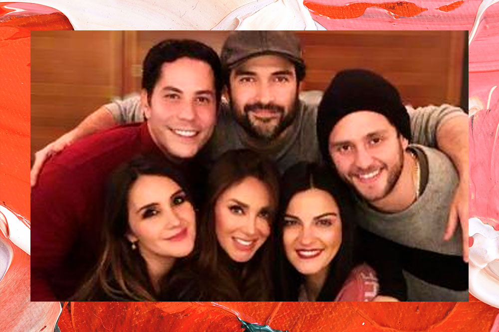 Christian Chávez, Dulce María, Alfonso Herrera, Anahí, Christopher Uckermann, Maite Perroni, do RBD, abraçados