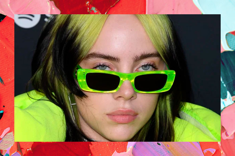 Billie Eilish com óculos verde