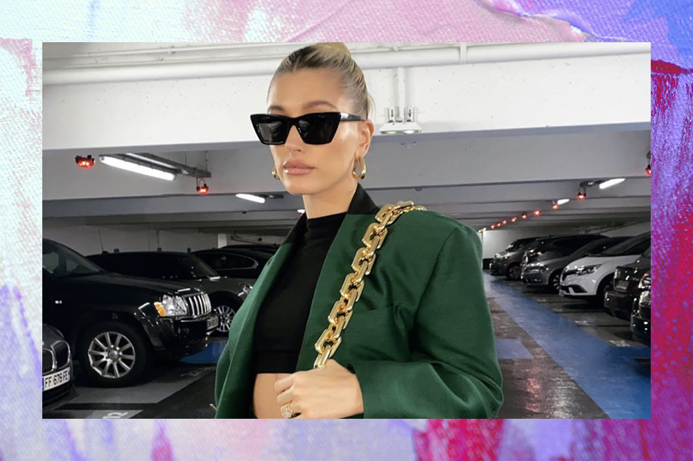 Hailey Bieber usando óculos escuro e blazer verde