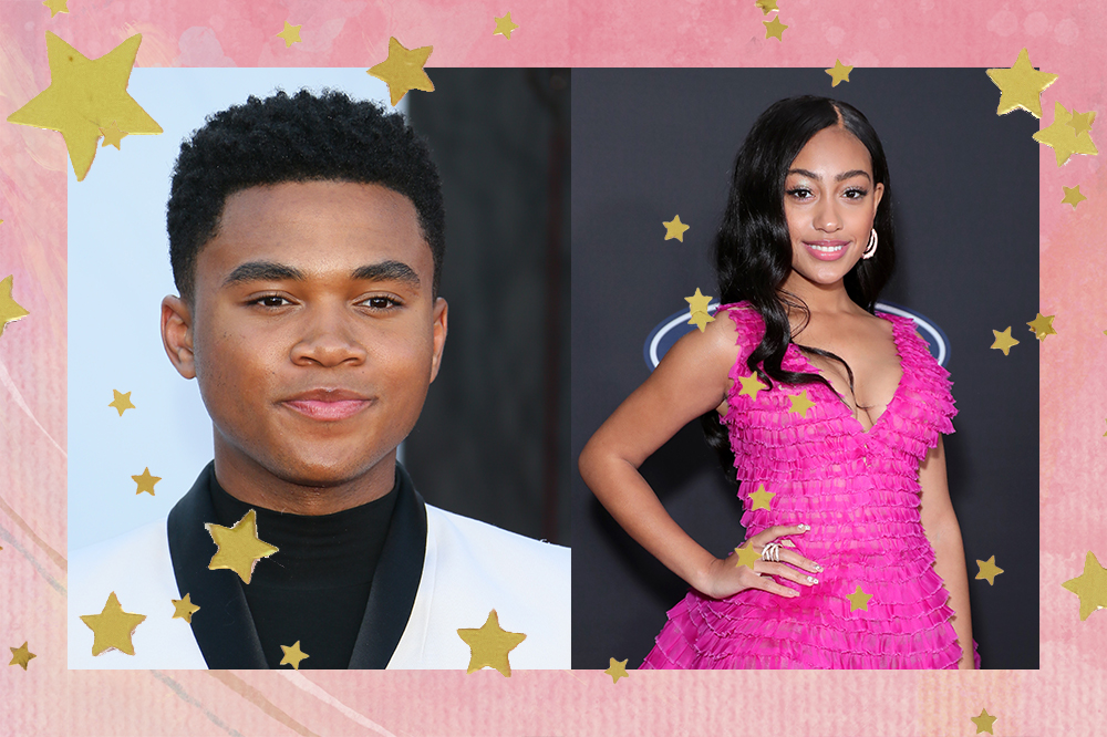 Chosen Jacobs e Lexi Underwood em fundo rosa com estrelas douradas