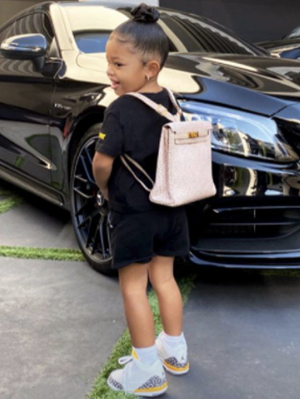 Stormi com bolsa da hermes de 68 mil reais