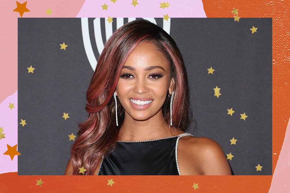 Vanessa Morgan sorrindo ao posar em tapete de premiação