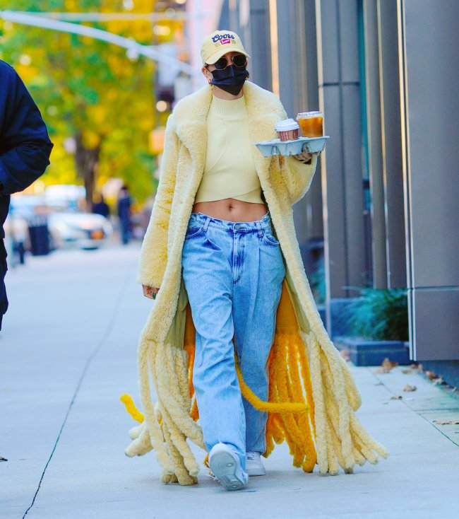 casaco-hailey-bieber-52-mil-meme-internet Este casaco de R$ 52 mil da Hailey Bieber virou meme na internet