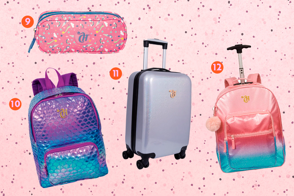 Montagem com quatro produtos da coleção de mochilas da CAPRICHO com a Sestini em um fundo rosa com bolinhas. Em cima, tem um estojo de unicórnios. Embaixo, uma mochila roxa e azul de sereia, uma mala holográfica de rodinhas e uma mochila rosa e azul de paetês com rodinhas.