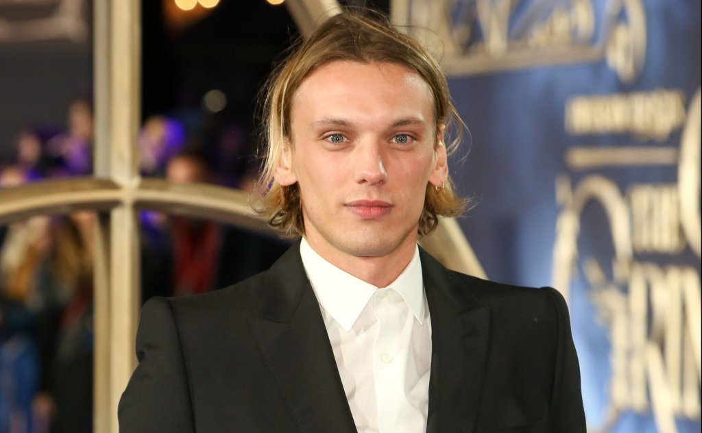 Jamie Campbell Bower posando para foto