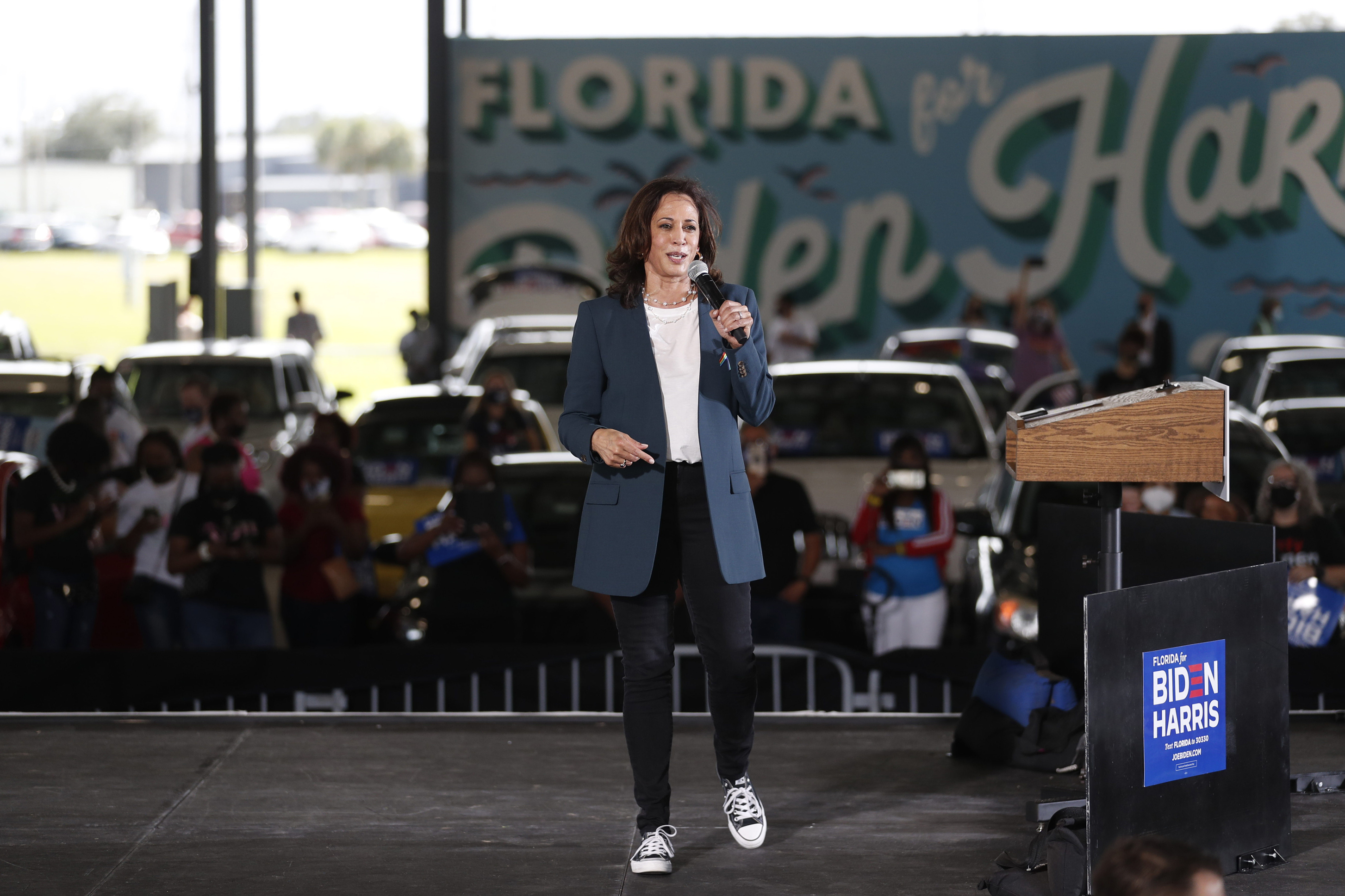 kamala-harris-tenis-converse-all-star