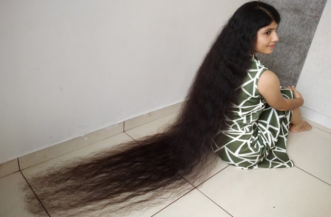 Nilanshi Patel, adolescente com o cabelo mais longo do mundo, mostrando os fios