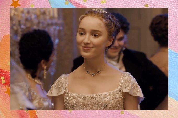 Phoebe Dyvenor caracaterizada como Daphne em cena de Bridgerton; a atriz está sorrindo levemente e usa um vestido em cores claras com pedrarias; a borda da imagem é uma textura em tons de azul, rosa e laranja com estrelas amarelas como decoração