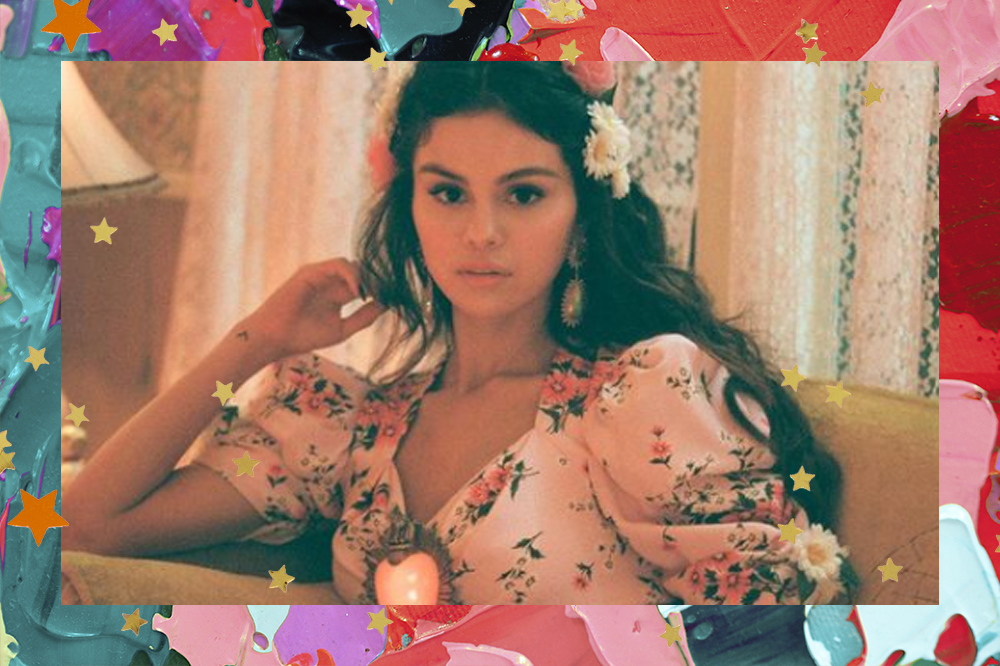 selena gomez Selena Gomez com mão no cabelo e vestido florido