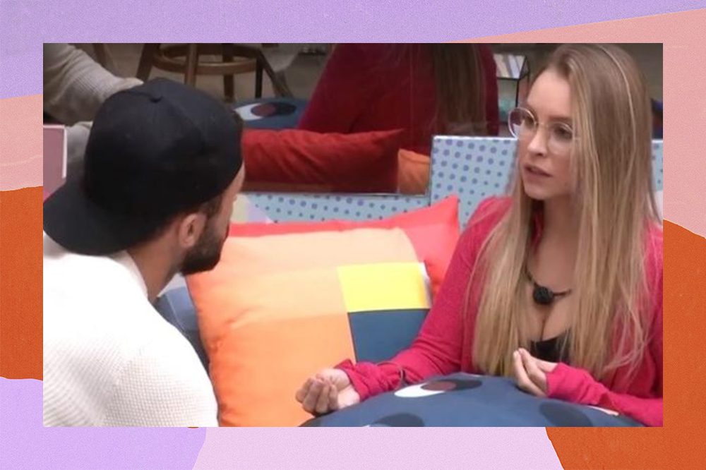 Arthur e Carla Diaz conversando no sofá BBB21