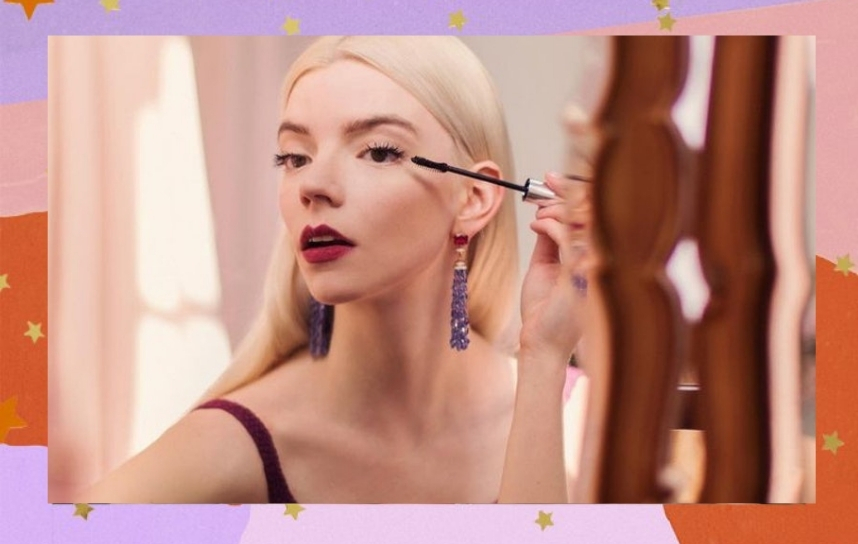 Anya Taylor-Joy, de lado, aplicando máscara de cílios