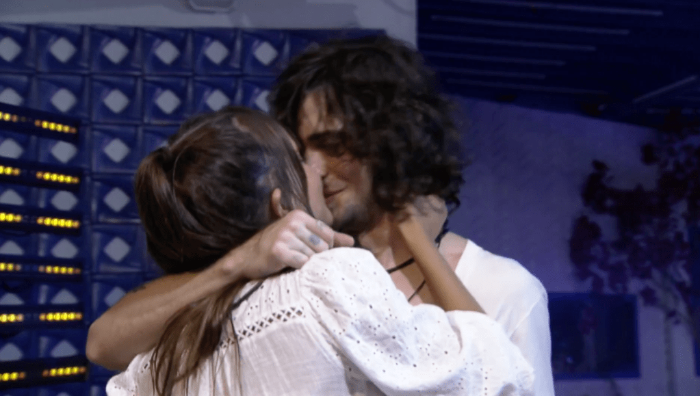 Fiuk e Thaís se beijando no BBB21