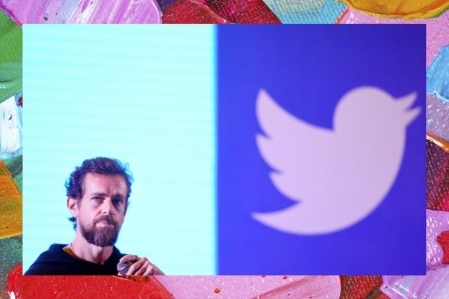 imagem de Jack Dorsey na frente do desenho de pássaro que representa o Twitter