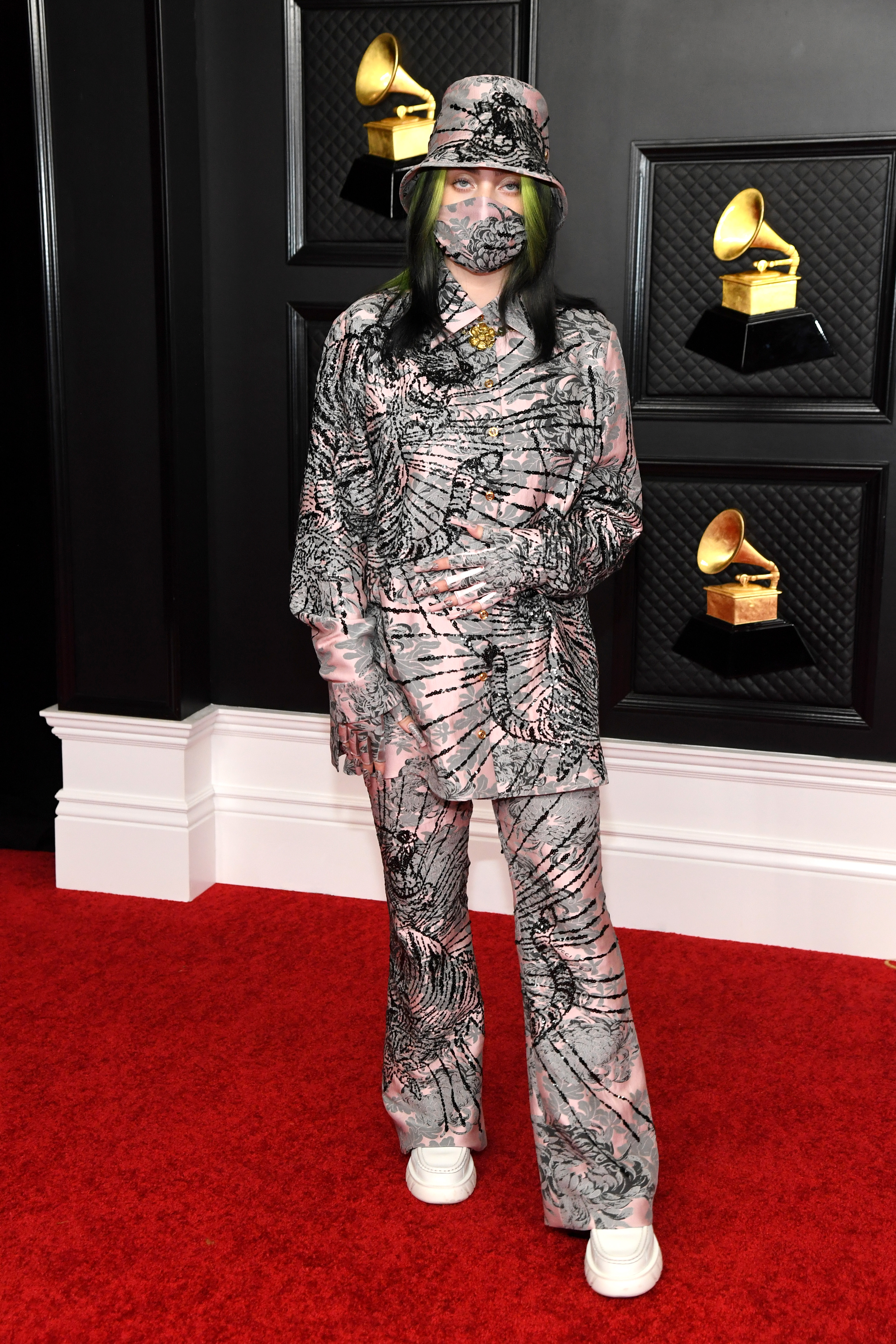 Billie Eilish em pé, no tapete vermelho do Grammy 2021