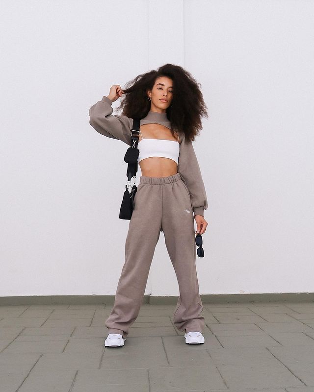 bolero-tendencia-polemica-todecrespa garota usa bolero e calça cinza, top branco e bolsa preta. A foto mostra ela de corpo inteiro