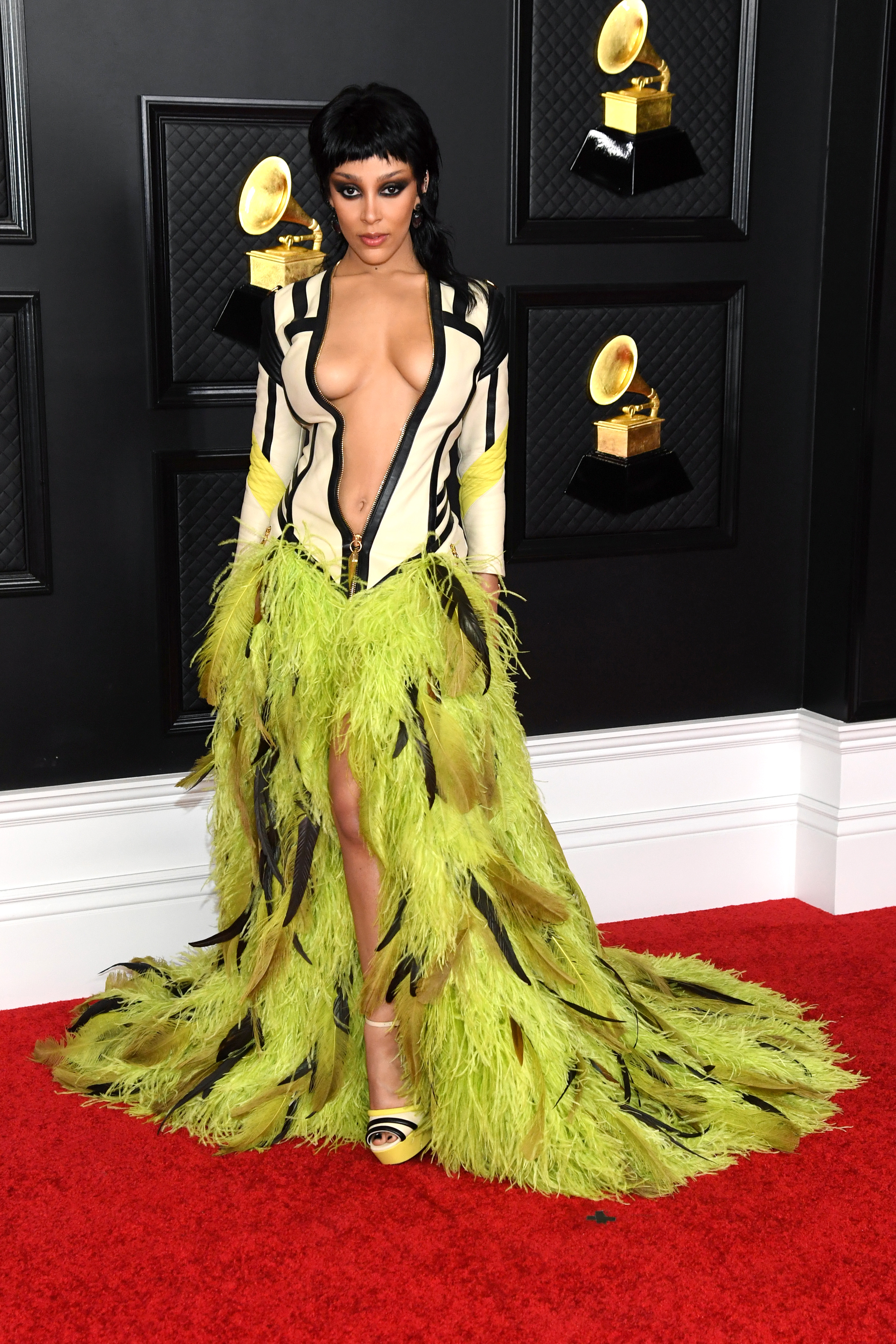 doja-cat-grammy-2021 Doja Cat em pé, no tapete vermelho do Grammy 2021