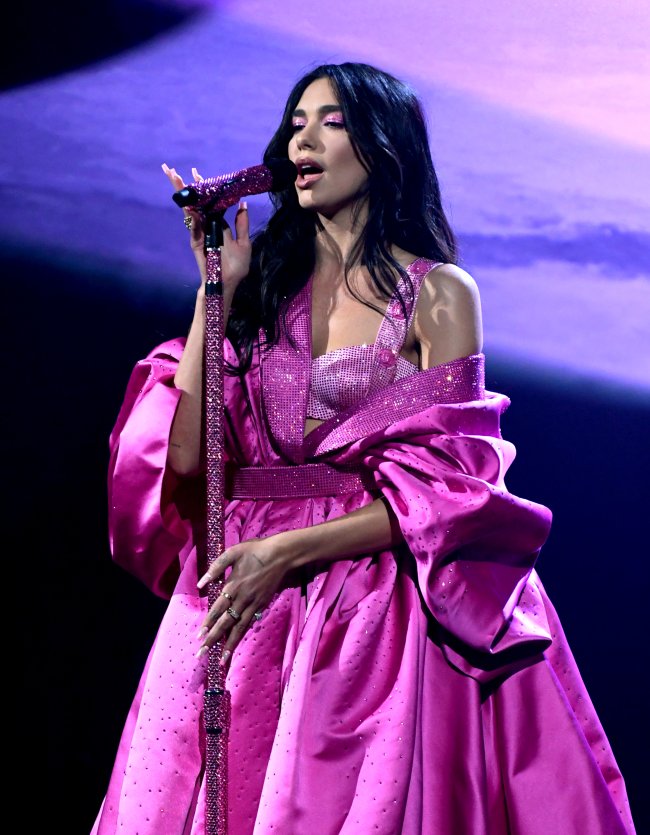 dua-lipa-grammy Dua Lipa com vestido bufante roxo cantando no Grammy 2021