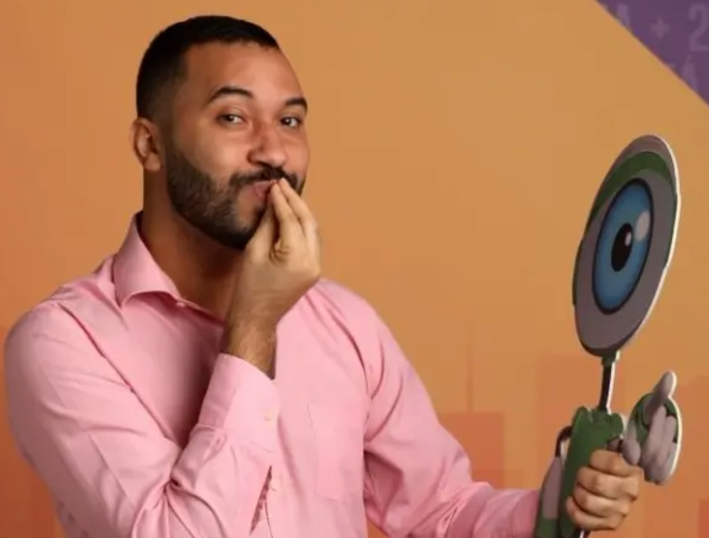 Gilberto posando com o boneco do BBB21