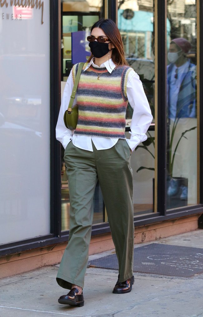 kendall-jenner-sobreposicao-colete-camisa-branca Kendall Jenner andando na rua usando máscara de proteção