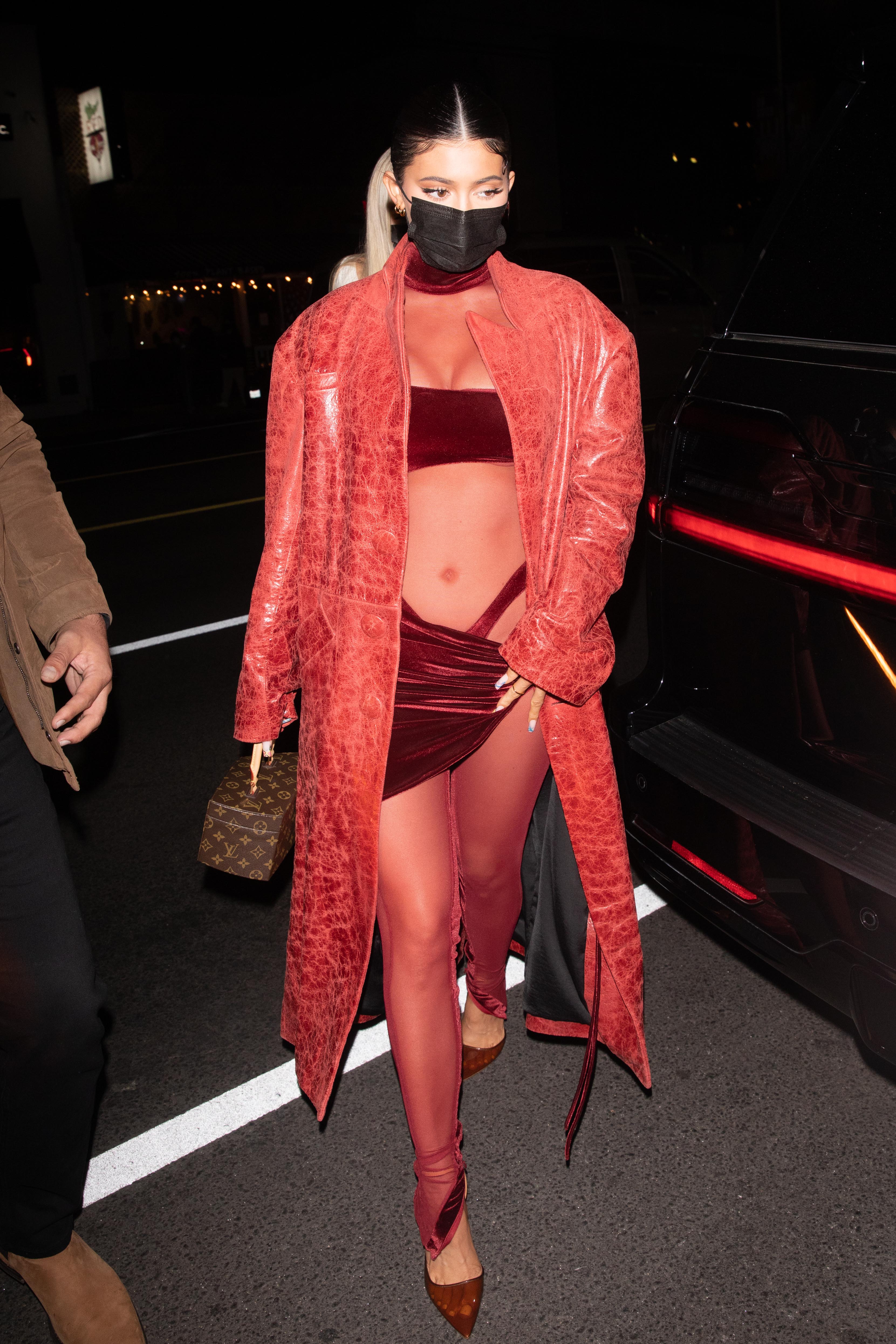 kylie-jenner-look-macacao-transparente-alca-calcinha Kylie Jenner usou macacão transparente com alça da calcinha à mostra