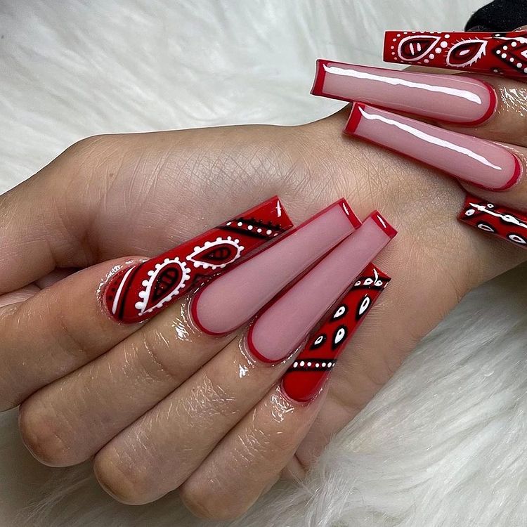 Nail art com estampa de bandana vermelha