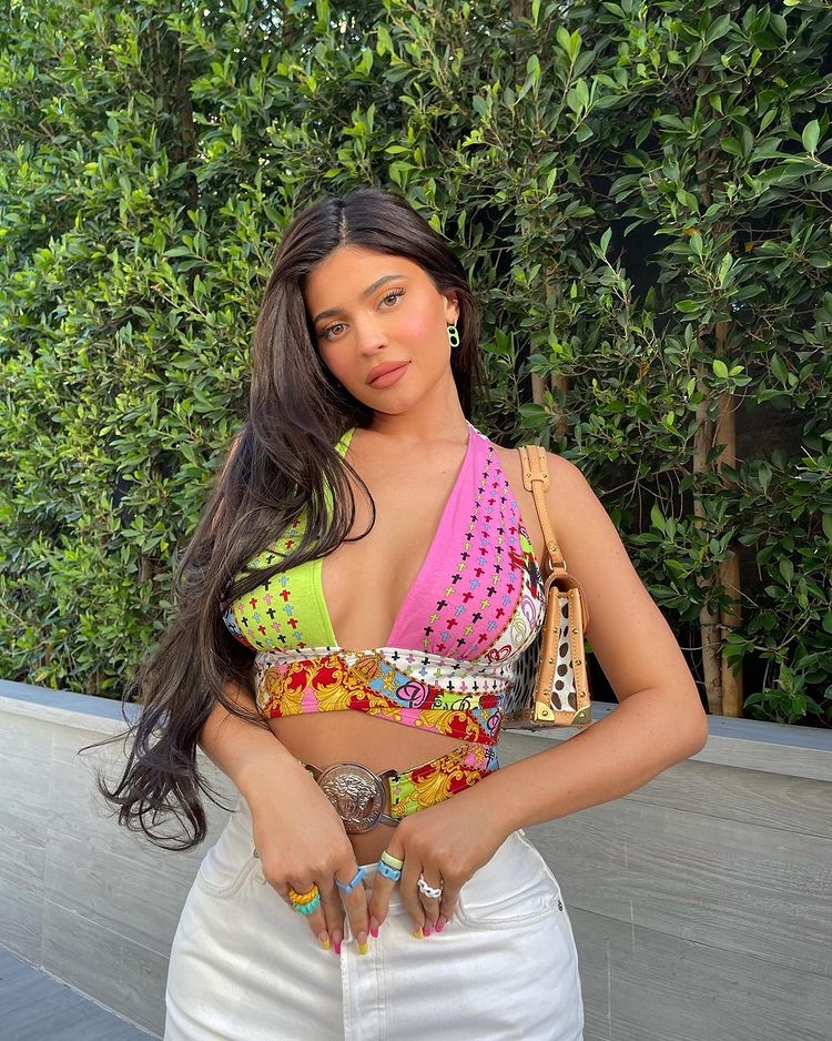 Kylie Jenner usando top que é rosa de um lado e verde do outro