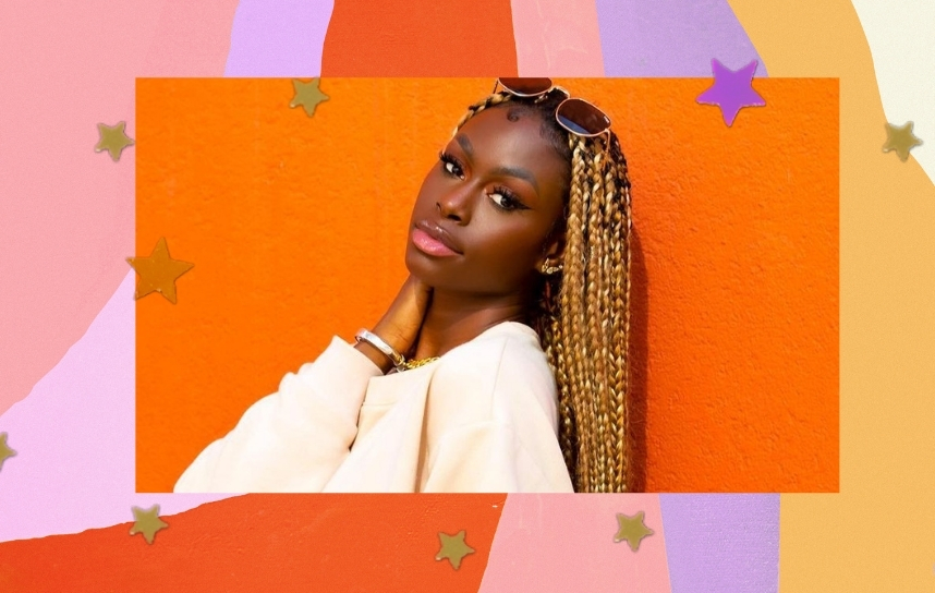 Diarra Sylla, do Now United, posando para foto com uma mão apoiada em seu rosto