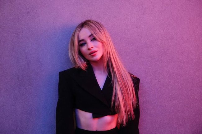 Inspiração de franja cortininha com a cantora Sabrina Carpenter