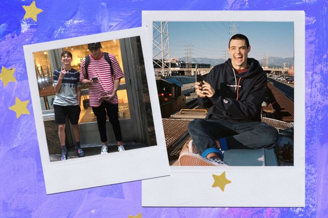 crushes vestindo calça curte que vão te fazer ver a peça com outros olhos Noah Centineo usando calça cigarrete; à esquerda, ele posa em frente a uma loja em NY. à direita, ele está sentado, com o celular na mão, dando um sorrisão para a câmera