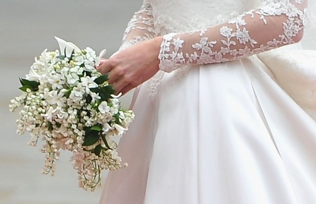 Detalhes do buquê usado por Kate Middleton no Casamento Real; ele é todo branco, com flores muito pequenas e delicadas