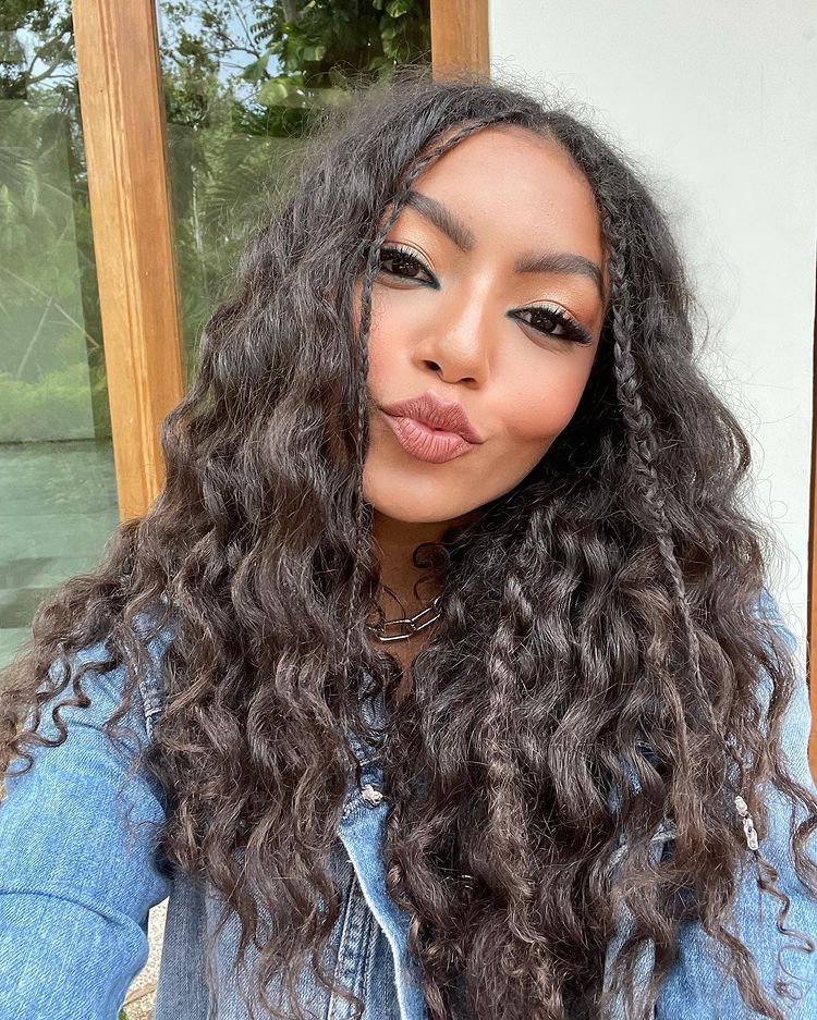 trancinhas-finas-any-gabrielly Any Gabrielly, representante brasileira do Now United, aprece posando para fotos, fazendo biquinho e com trancinhas finas nas mechas da frente de seu cabelo.