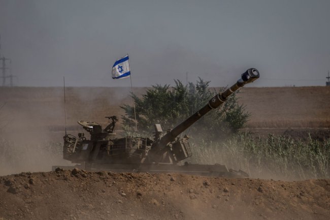 Israel x Palestina: as guerras, o conflito em Gaza e a cobertura midiática Um tanque de guerra com a bandeira de Israel aguarda no meio do nada, na fronteira entre Israel e Gaza