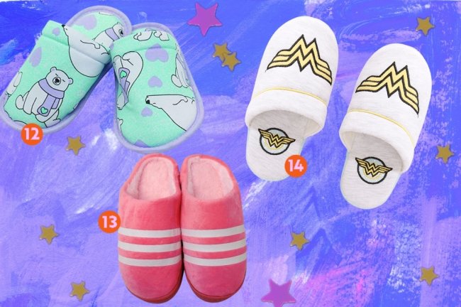 Montagem com 3 opções de pantufas em um fundo azul. Sendo uma azul com desenho de urso polar, outra rosa com listras brancas e uma branca com o logo da mulher-maravilha.