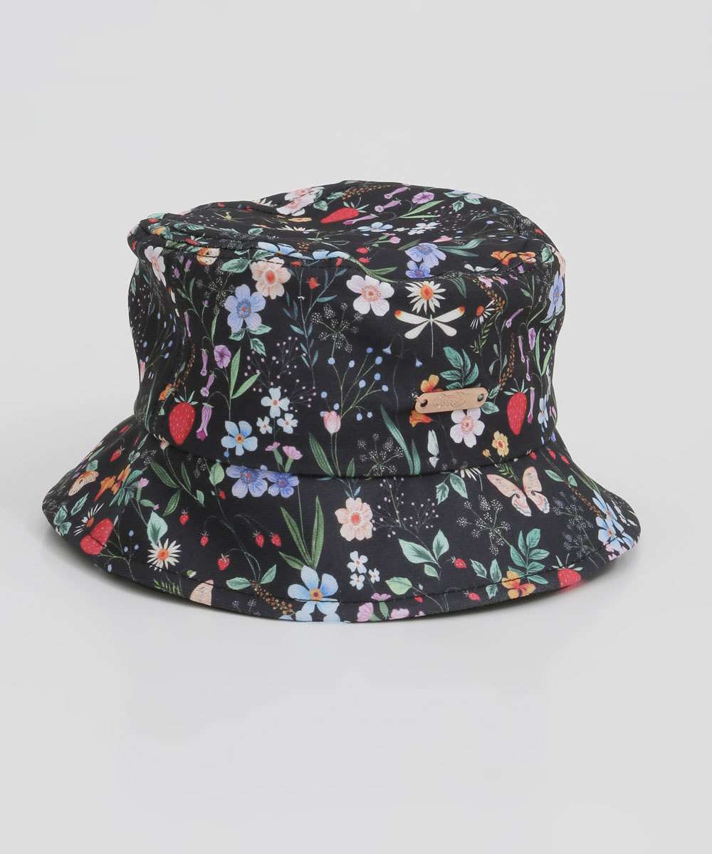 Chapéu bucket hat estampa floral da coleção da CAPRICHO com a MARISA