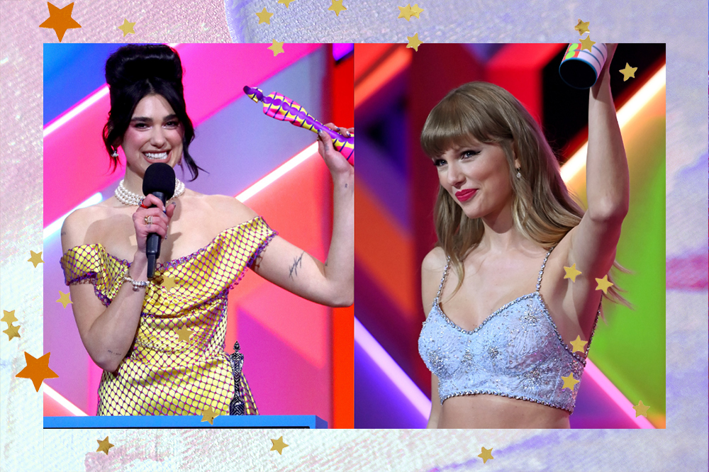 Montagem com duas fotos; na primeira Dua Lipa está recebendo prêmio no BRITs 2021 e segura o troféu em uma mão e o microfone na outra, ela usa um vestido amarelo e cabelo preso; na segunda Taylor Swift recebendo prêmio no BRIT Awards 2021. Ela está usando um top cropped e uma saia longa em tom de azul claro com pedrinhas bordas, cabelo solto, segurando a estatueta com uma das mãos para cima. Ela está no palco do evento, sorrindo e comemorando o prêmio; a moldura da imagem é uma textura de tintas em tons de roxo, rosa e azul com estrelas amarelas e douradas na decoração