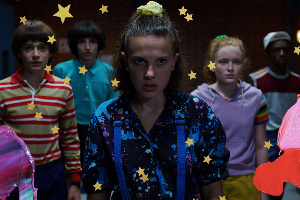 Elenco de Stranger Things enfileirado, da direita para a esquerda: Will, Mike, Eleven, Max e Lucas, olhando com cara de assustados para algo na frente deles.