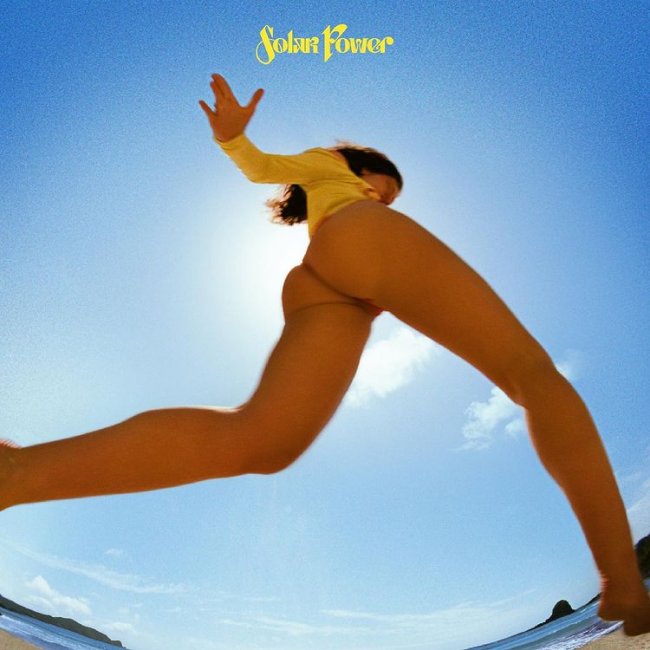 Capa do single mostra a cantora com maiô amarelo em uma praia no clima bem verão e o céu azul ocupando quase toda a imagem; Solar Power está escrito em amarelo no topo da imagem