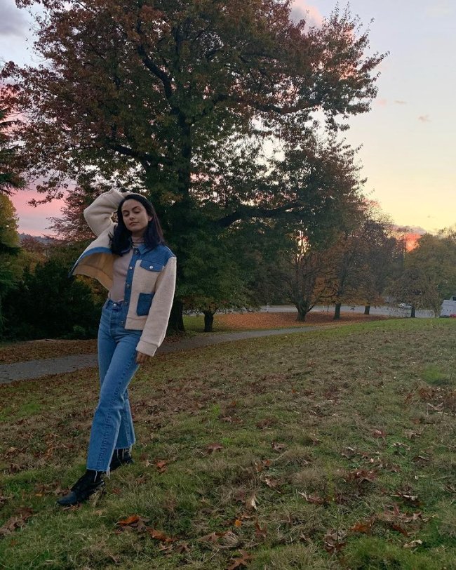 Camila Mendes com calça jeans e jaqueta