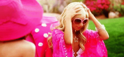 Você sabe quais são as maiores manias de cada signo? sharpey evans vestida de pink e arrumando o cabelo