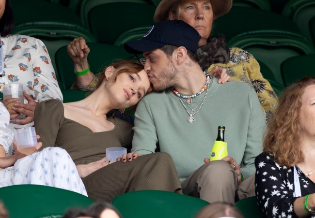 Wimbledon Celebrity Sightings – Day 6 Pete Davidson beija a testa de Phoebe Dynevor enquanto ela encosta a cabeça em seu ombro