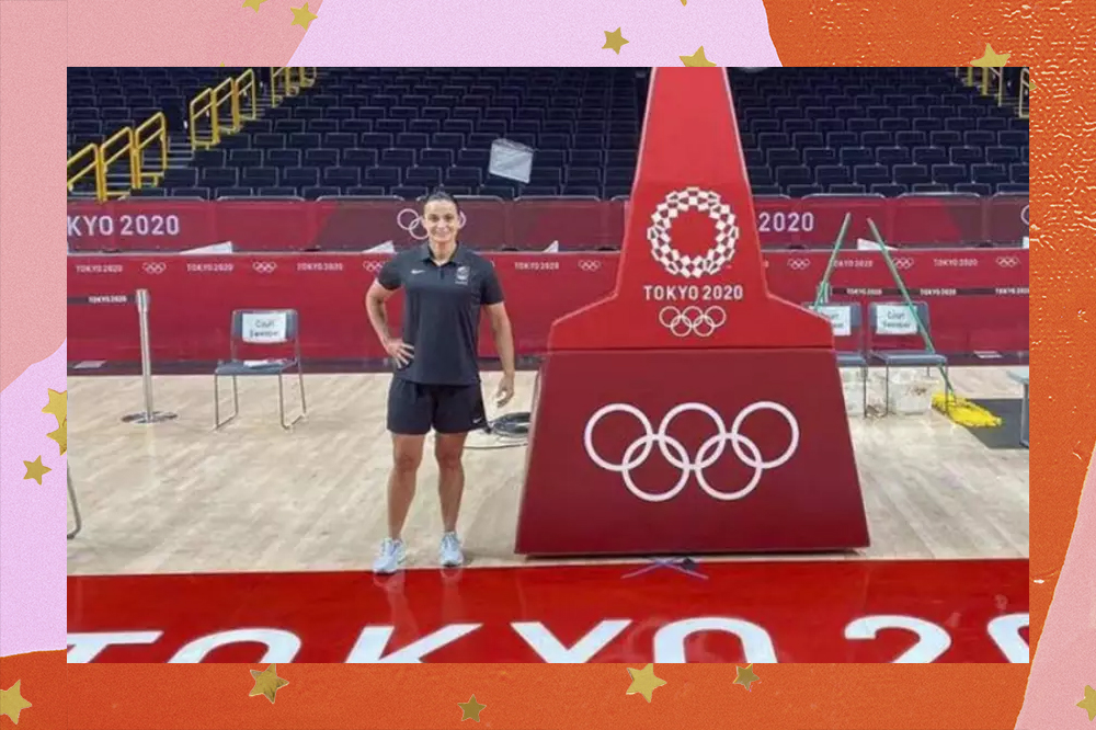 Árbitra Andreia Regina Silva posa em quadra de basquete nas Olimpíadas de Tóquio