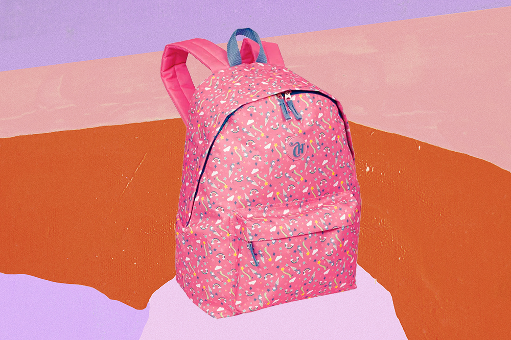 Mochila rosa com estampa de unicórnios e detalhes em azul da CAPRICHO com a Sestini em fundo laranja e rosa