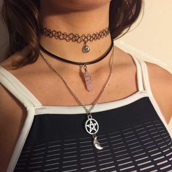 chocker-tattoo Foto de colares em uma mulher. Ela usa uma gargantilha que imita uma tatuagem, uma com um pingente de pedra e um colar com pingente de estrela.