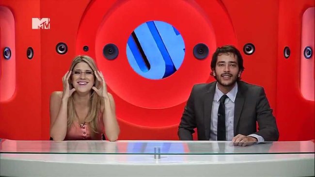 Dani Calabresa e Bento Ribeiro aparecem na bancada do programa humorístico Furo MTV