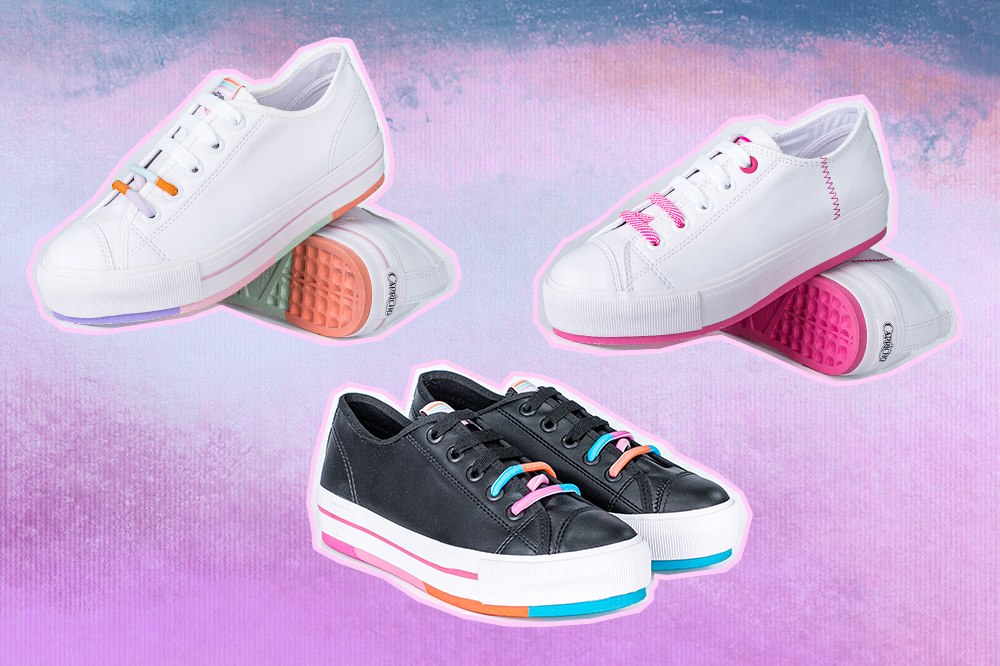 Montagem com três tênis da coleção da CAPRICHO Shoes. Um branco com sola em tons pastel, um branco com sola rosa e um preto com sola colorida. O fundo é em tons de lilás e azul.