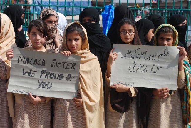 Meninas muçulmanas agradecem Malala por lutar pela educação delas Foto mostra meninas muçulmanas segurando cartazes com frases de agradecimento a Malala Yousafzai