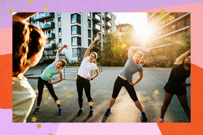 Grupo de mulheres aparece vestindo roupas para praticar exercício físico, no meio da rua, se alongando